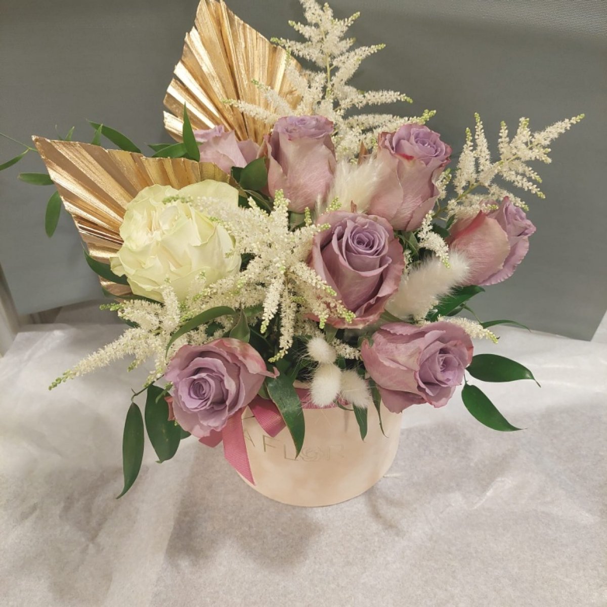 Aranjament cu trandafiri lila