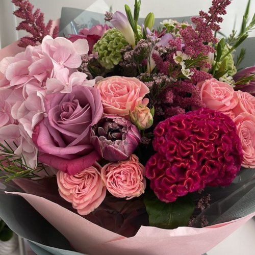 Buchet cu hortensie roz, trandafiri si specialitati