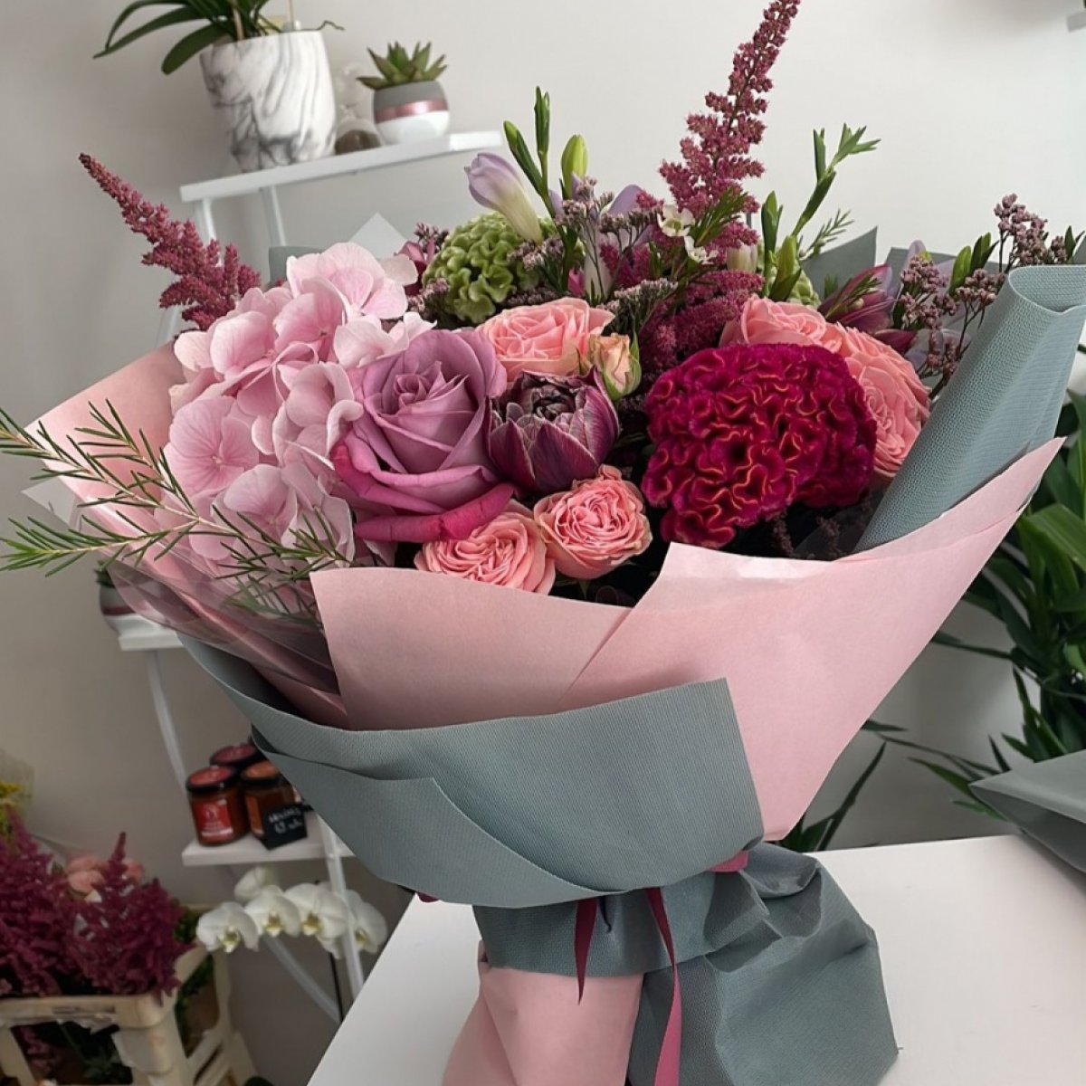 Buchet cu hortensie roz, trandafiri si specialitati