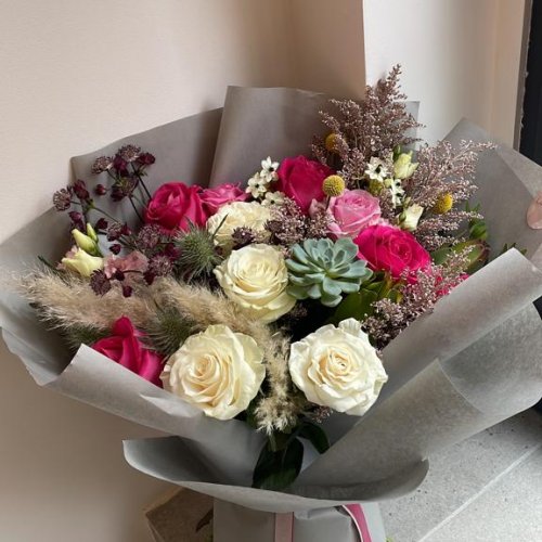 Buchet cu trandafiri si suculenta Buchet cu trandafiri si suculenta