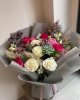 Buchet cu trandafiri si suculenta Buchet cu trandafiri si suculenta