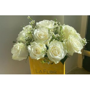 Cutie cu trandafiri albi PROMESA BOX 15
