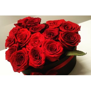 Cutie cu trandafiri rosii CORAZÓN BOX 15