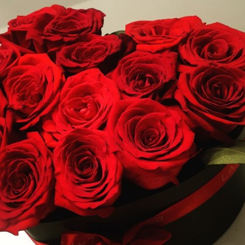 Cutie cu trandafiri rosii CORAZÓN BOX 15