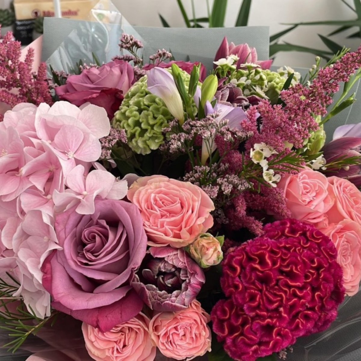 Buchet cu hortensie roz, trandafiri si specialitati