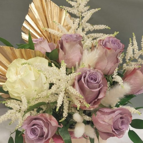 Aranjament cu trandafiri lila