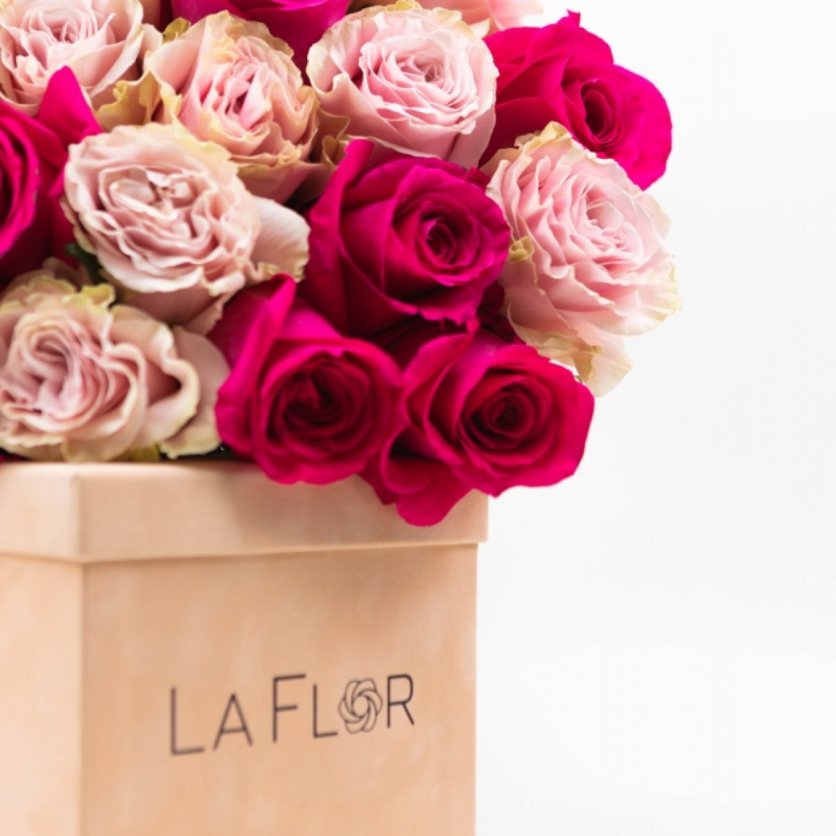 Buchet cu 25 trandafiri roz si fuchsia