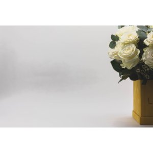 Cutie cu trandafiri albi PROMESA BOX 21